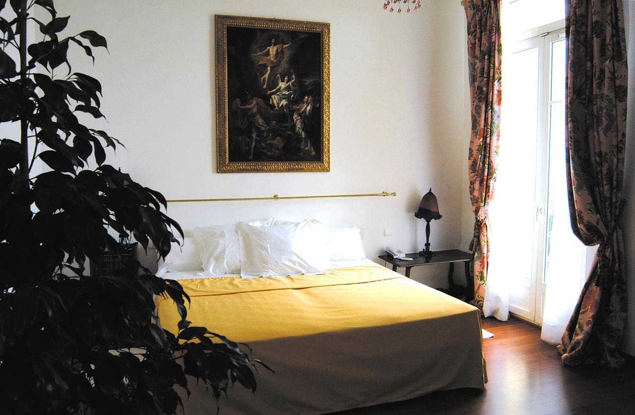 Grand Hotel Des Ambassadeurs Menton Buitenkant foto