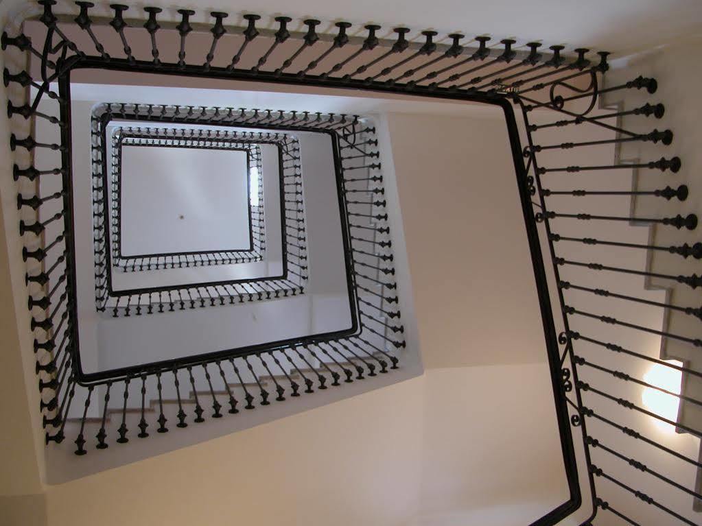 Grand Hotel Des Ambassadeurs Menton Buitenkant foto